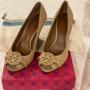 Tory Burch mini Miller open toe wedge 
Size 7